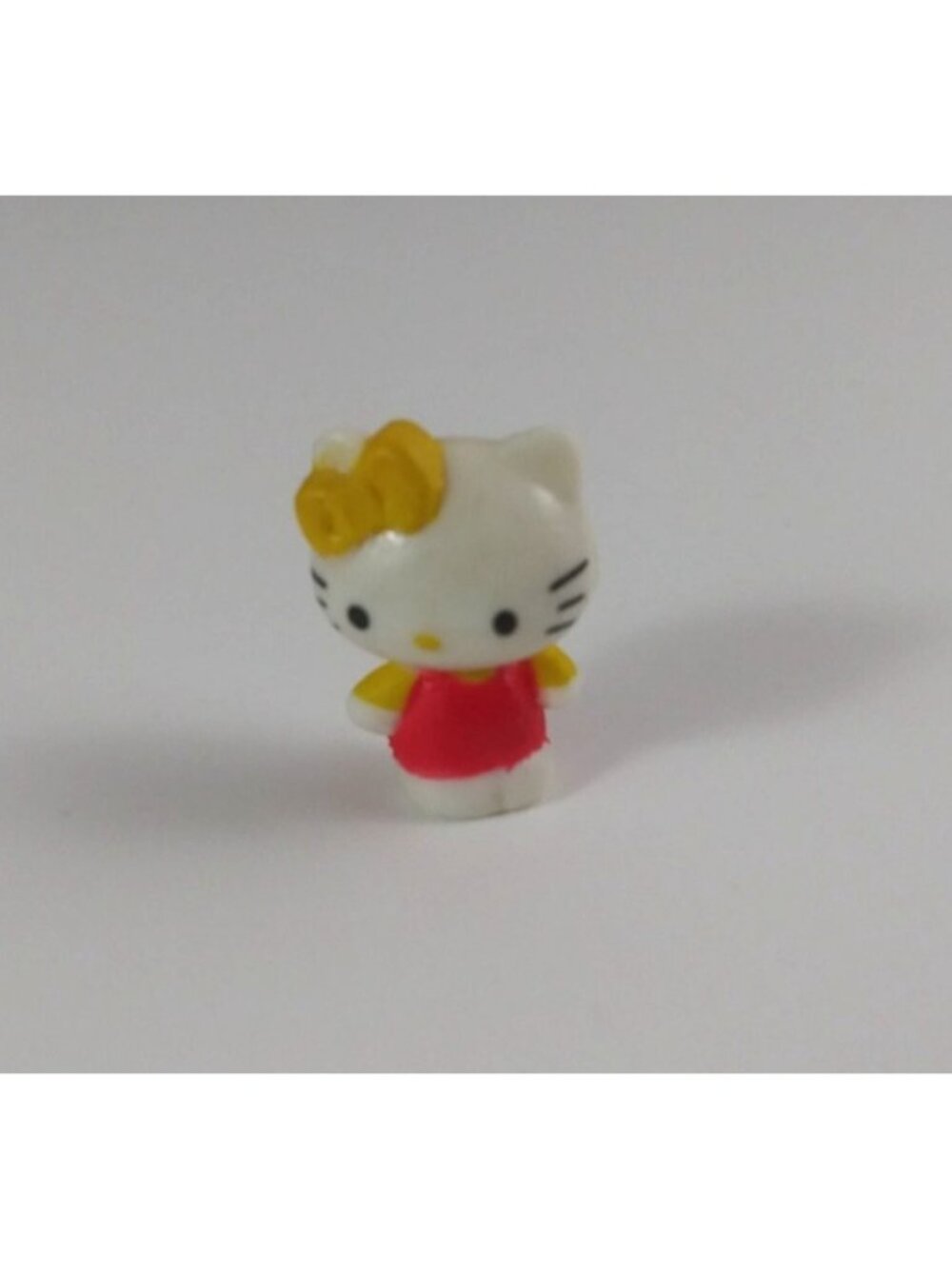 Blip Toys Squinkies Series 5 Sanrio Hello Kitty Red Dress & Yellow Bow